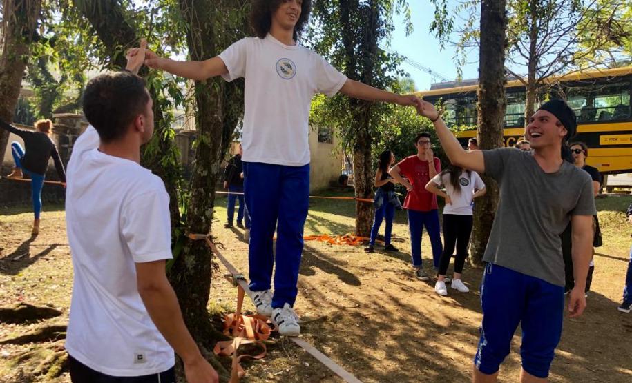 slackline 1 Estudantes do Colégio Estadual do Paraná (CEP) estão experimentando o slackline nas aulas curriculares de Educação Física. A missão é andar sobre uma fita esticada, suspensa do solo em aproximadamente um metro de altura, permitindo assim que o aluno e aluna pisem firme para avançar de um lado para outro sem cair e até possibilitar a execução de algumas acrobacias.
