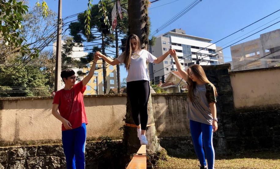 slackline 2 Estudantes do Colégio Estadual do Paraná (CEP) estão experimentando o slackline nas aulas curriculares de Educação Física. A missão é andar sobre uma fita esticada, suspensa do solo em aproximadamente um metro de altura, permitindo assim que o aluno e aluna pisem firme para avançar de um lado para outro sem cair e até possibilitar a execução de algumas acrobacias.