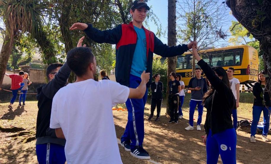 slackline 3 Estudantes do Colégio Estadual do Paraná (CEP) estão experimentando o slackline nas aulas curriculares de Educação Física. A missão é andar sobre uma fita esticada, suspensa do solo em aproximadamente um metro de altura, permitindo assim que o aluno e aluna pisem firme para avançar de um lado para outro sem cair e até possibilitar a execução de algumas acrobacias.