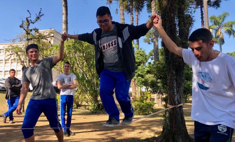 slackline 4 Estudantes do Colégio Estadual do Paraná (CEP) estão experimentando o slackline nas aulas curriculares de Educação Física. A missão é andar sobre uma fita esticada, suspensa do solo em aproximadamente um metro de altura, permitindo assim que o aluno e aluna pisem firme para avançar de um lado para outro sem cair e até possibilitar a execução de algumas acrobacias.