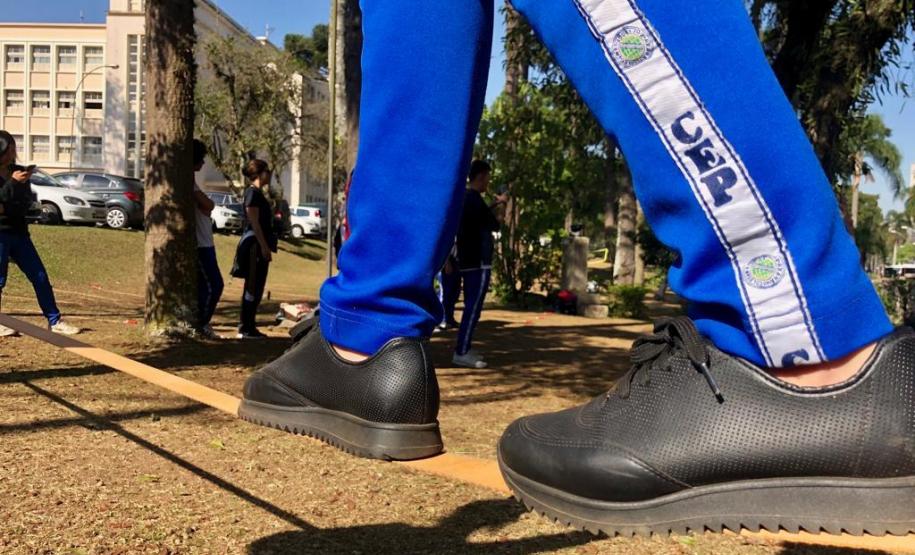 slackline 6 Estudantes do Colégio Estadual do Paraná (CEP) estão experimentando o slackline nas aulas curriculares de Educação Física. A missão é andar sobre uma fita esticada, suspensa do solo em aproximadamente um metro de altura, permitindo assim que o aluno e aluna pisem firme para avançar de um lado para outro sem cair e até possibilitar a execução de algumas acrobacias.