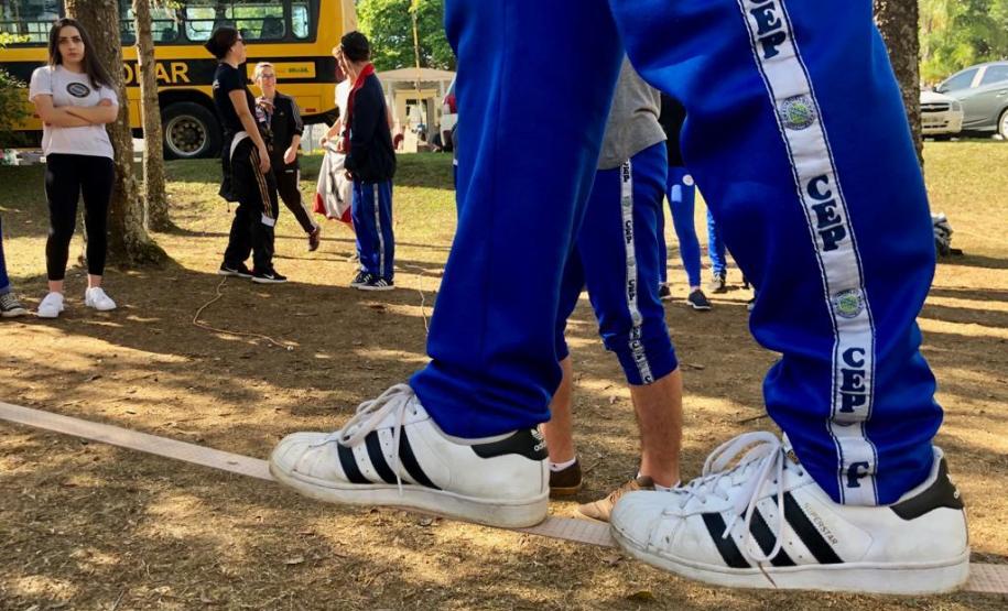 slackline 7 Estudantes do Colégio Estadual do Paraná (CEP) estão experimentando o slackline nas aulas curriculares de Educação Física. A missão é andar sobre uma fita esticada, suspensa do solo em aproximadamente um metro de altura, permitindo assim que o aluno e aluna pisem firme para avançar de um lado para outro sem cair e até possibilitar a execução de algumas acrobacias.