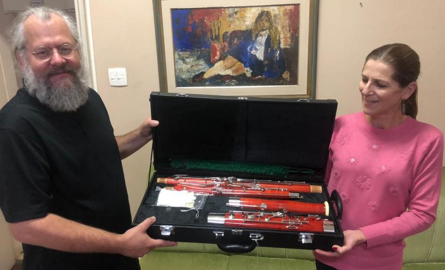 E também para comemorar, o Maestro apresentou o novo fagote instrumento de sopro recém-adquirido com apoio da Diretora Geral do CEP, Tânia Maria Acco.