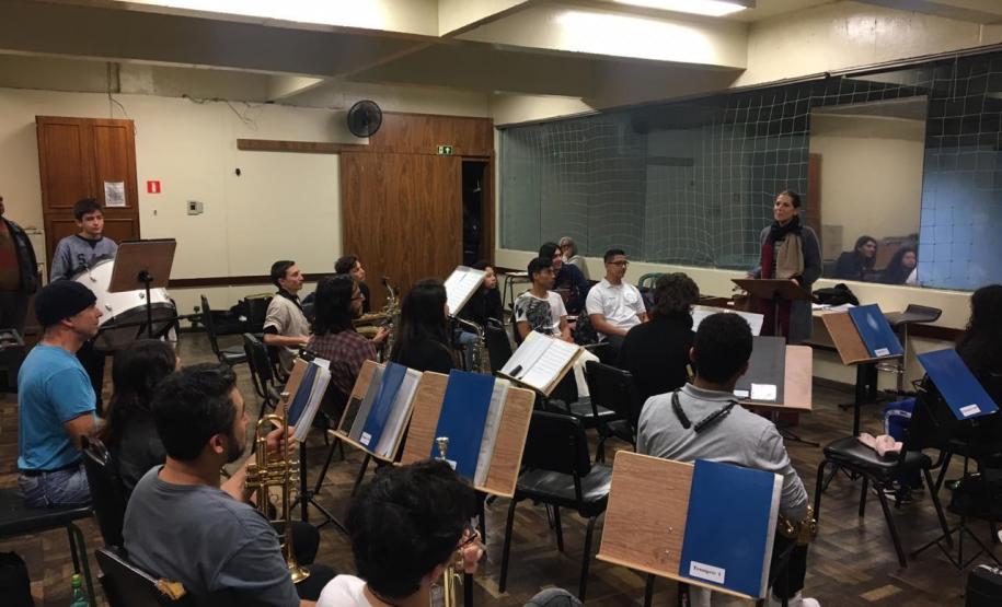 E também para comemorar, o Maestro apresentou o novo fagote instrumento de sopro recém-adquirido com apoio da corpo diretivo do Colégio.