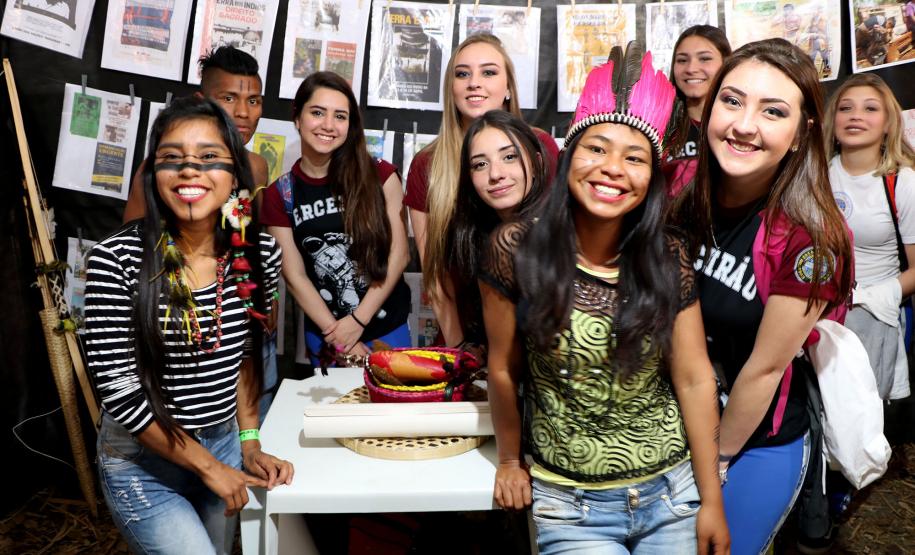 Na última sexta-feira (30), os estudantes do 2° e 3° anos do Ensino Médio, no Colégio Estadual do Paraná (CEP-CEP e do CEP-Amâncio), participaram da 18a Jornada de Agroecologia, um evento que aconteceu na Reitoria da Universidade Federal do Paraná (UFPR).