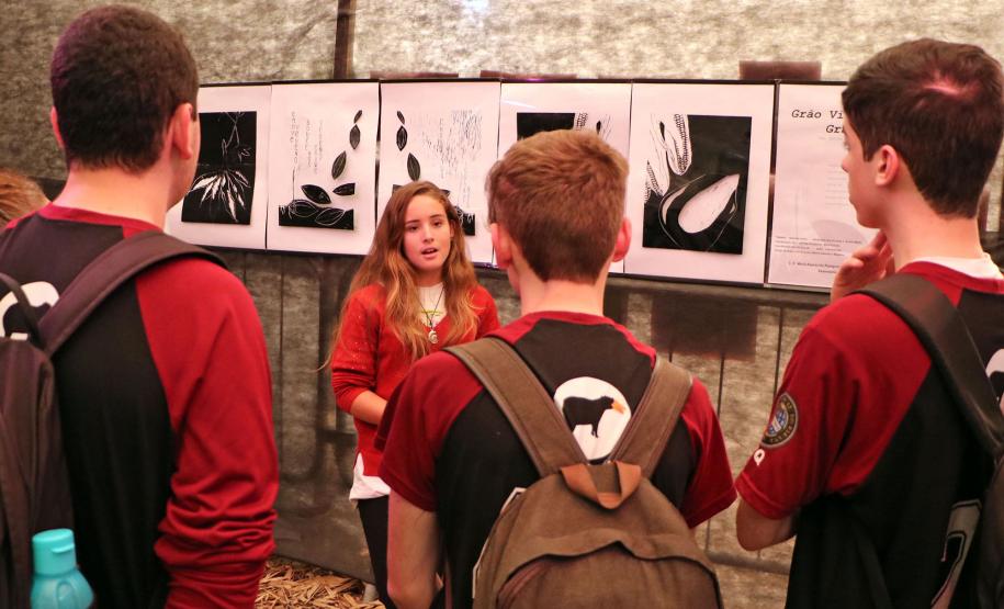 Na última sexta-feira (30), os estudantes do 2° e 3° anos do Ensino Médio, no Colégio Estadual do Paraná (CEP-CEP e do CEP-Amâncio), participaram da 18a Jornada de Agroecologia, um evento que aconteceu na Reitoria da Universidade Federal do Paraná (UFPR).