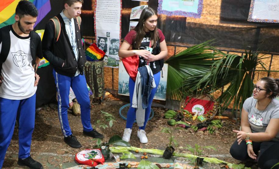 Na última sexta-feira (30), os estudantes do 2° e 3° anos do Ensino Médio, no Colégio Estadual do Paraná (CEP-CEP e do CEP-Amâncio), participaram da 18a Jornada de Agroecologia, um evento que aconteceu na Reitoria da Universidade Federal do Paraná (UFPR).