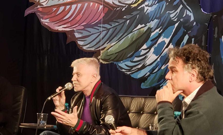 Os estudantes de teatro e de dança do Colégio Estadual do Paraná (CEP) participaram de um encontro com o ator, dramaturgo, diretor, cineasta e escritor Miguel Falabella e com o ator e fundador do Grupo Galpão Eduardo Moreira. O bate-papo com os atores aconteceu durante a II Conversarte, evento realizado no Pátio Batel, em Curitiba, na última segunda-feira (2), que também reuniu estudantes da Escolinha de Arte do CEP.