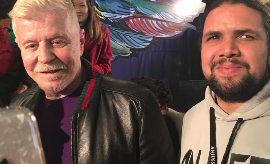 Os estudantes de teatro e de dança do Colégio Estadual do Paraná (CEP) participaram de um encontro com o ator, dramaturgo, diretor, cineasta e escritor Miguel Falabella e com o ator e fundador do Grupo Galpão Eduardo Moreira. O bate-papo com os atores aconteceu durante a II Conversarte, evento realizado no Pátio Batel, em Curitiba, na última segunda-feira (2), que também reuniu estudantes da Escolinha de Arte do CEP.