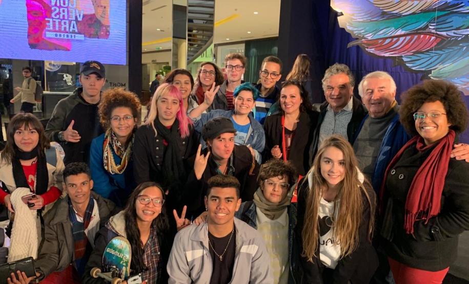 Os estudantes de teatro e de dança do Colégio Estadual do Paraná (CEP) participaram de um encontro com o ator, dramaturgo, diretor, cineasta e escritor Miguel Falabella e com o ator e fundador do Grupo Galpão Eduardo Moreira. O bate-papo com os atores aconteceu durante a II Conversarte, evento realizado no Pátio Batel, em Curitiba, na última segunda-feira (2), que também reuniu estudantes da Escolinha de Arte do CEP.