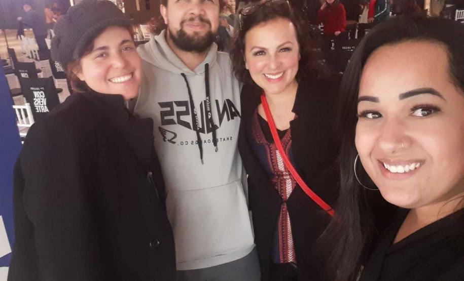 Os estudantes de teatro e de dança do Colégio Estadual do Paraná (CEP) participaram de um encontro com o ator, dramaturgo, diretor, cineasta e escritor Miguel Falabella e com o ator e fundador do Grupo Galpão Eduardo Moreira. O bate-papo com os atores aconteceu durante a II Conversarte, evento realizado no Pátio Batel, em Curitiba, na última segunda-feira (2), que também reuniu estudantes da Escolinha de Arte do CEP.