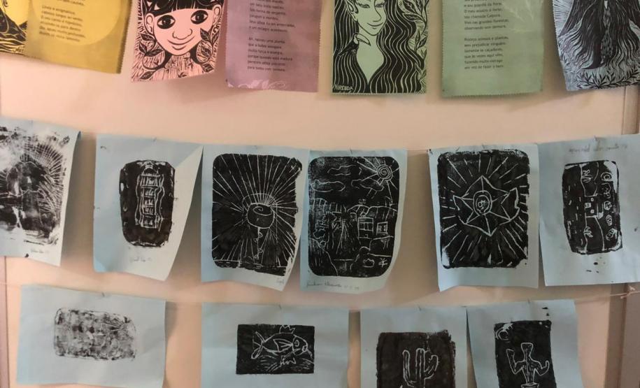 Os estudantes do Ensino Fundamental do Colégio Estadual do Paraná (CEP) concluíram mais uma etapa da atividade pedagógica que está destacando a Cultura Nordestina evidenciada por desenhos de xilogravuras e textos da literatura de cordel. Os trabalhos finalizados das turmas ganharam destaque nos murais dos corredores do Colégio, e serviram de pano de fundo para aulas de declamação e de leituras dos poemas.