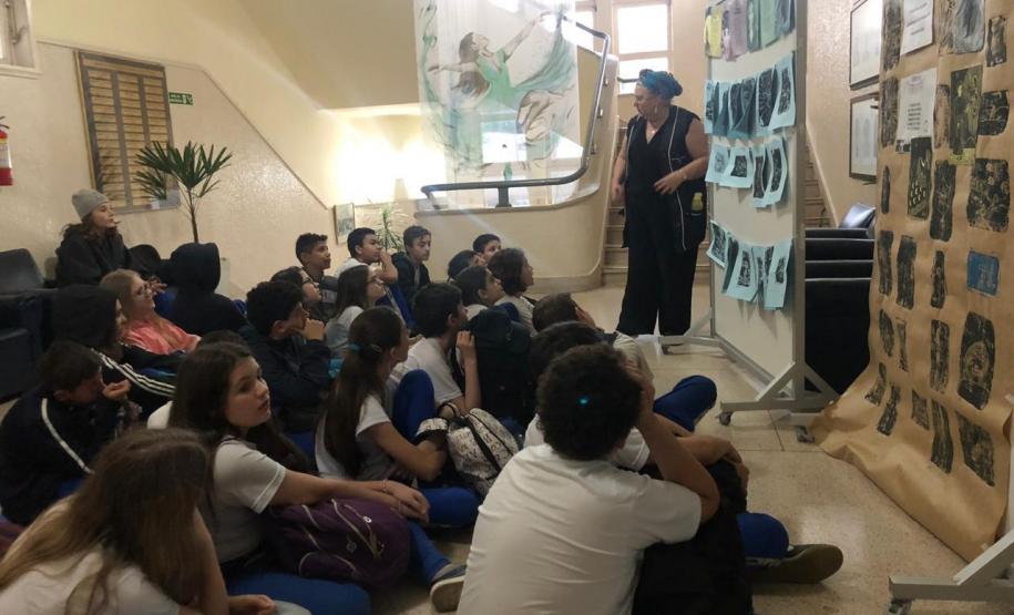 Os estudantes do Ensino Fundamental do Colégio Estadual do Paraná (CEP) concluíram mais uma etapa da atividade pedagógica que está destacando a Cultura Nordestina evidenciada por desenhos de xilogravuras e textos da literatura de cordel. Os trabalhos finalizados das turmas ganharam destaque nos murais dos corredores do Colégio, e serviram de pano de fundo para aulas de declamação e de leituras dos poemas.