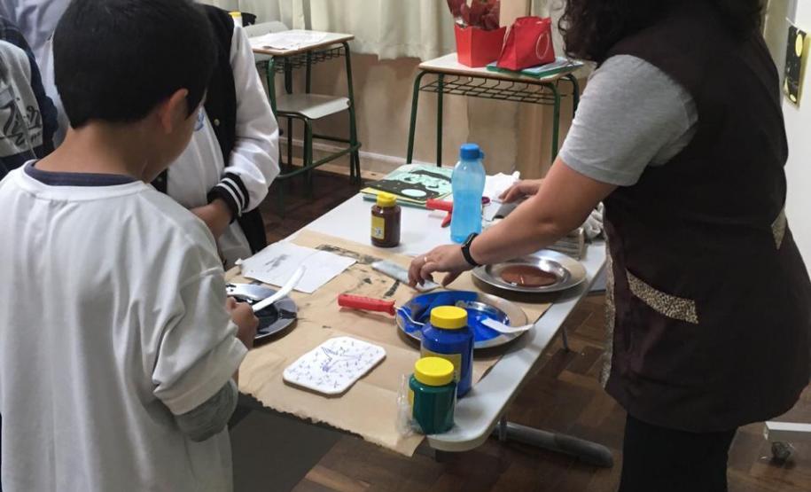 Os estudantes do Ensino Fundamental do Colégio Estadual do Paraná (CEP) concluíram mais uma etapa da atividade pedagógica que está destacando a Cultura Nordestina evidenciada por desenhos de xilogravuras e textos da literatura de cordel. Os trabalhos finalizados das turmas ganharam destaque nos murais dos corredores do Colégio, e serviram de pano de fundo para aulas de declamação e de leituras dos poemas.