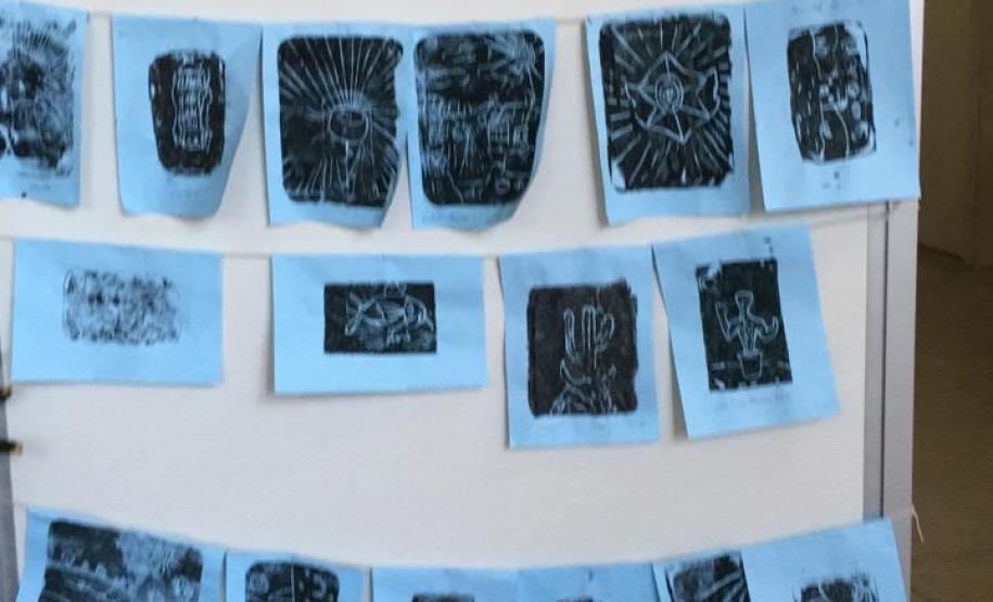 Os estudantes do Ensino Fundamental do Colégio Estadual do Paraná (CEP) concluíram mais uma etapa da atividade pedagógica que está destacando a Cultura Nordestina evidenciada por desenhos de xilogravuras e textos da literatura de cordel. Os trabalhos finalizados das turmas ganharam destaque nos murais dos corredores do Colégio, e serviram de pano de fundo para aulas de declamação e de leituras dos poemas.