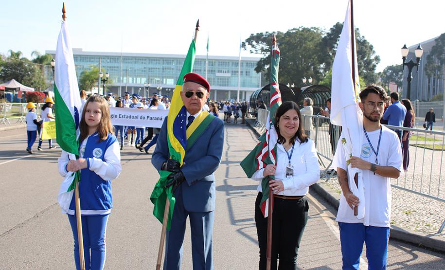 Mantendo a tradição, o Colégio Estadual do Paraná (CEP) abriu, no sábado (7), o desfile cívico-militar em comemoração aos 197 anos da Proclamação da Independência do Brasil. A comunidade estudantil do CEP mostrou na Avenida Cândido de Abreu, no Centro Cívico de Curitiba, alguns dos principais símbolos da sua história centenária, além da sua grandiosidade representada pela força educacional que é referência no estado do Paraná.