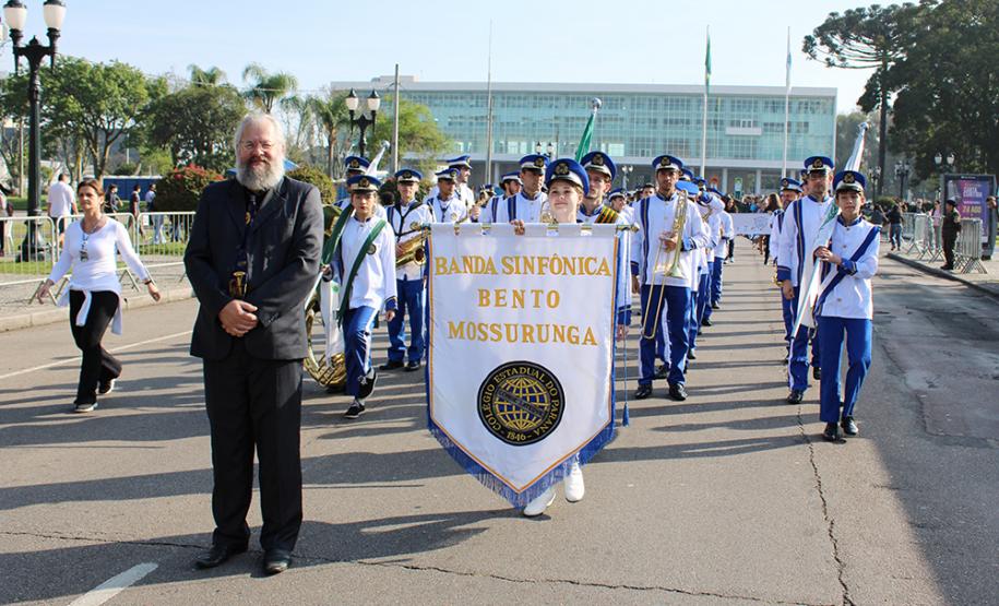 Mantendo a tradição, o Colégio Estadual do Paraná (CEP) abriu, no sábado (7), o desfile cívico-militar em comemoração aos 197 anos da Proclamação da Independência do Brasil. A comunidade estudantil do CEP mostrou na Avenida Cândido de Abreu, no Centro Cívico de Curitiba, alguns dos principais símbolos da sua história centenária, além da sua grandiosidade representada pela força educacional que é referência no estado do Paraná.