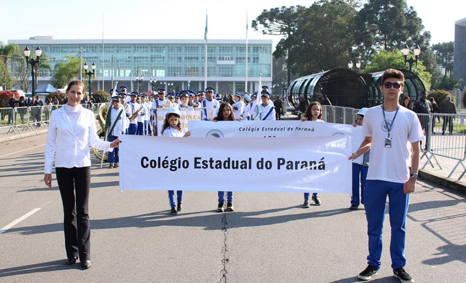 Mantendo a tradição, o Colégio Estadual do Paraná (CEP) abriu, no sábado (7), o desfile cívico-militar em comemoração aos 197 anos da Proclamação da Independência do Brasil. A comunidade estudantil do CEP mostrou na Avenida Cândido de Abreu, no Centro Cívico de Curitiba, alguns dos principais símbolos da sua história centenária, além da sua grandiosidade representada pela força educacional que é referência no estado do Paraná.