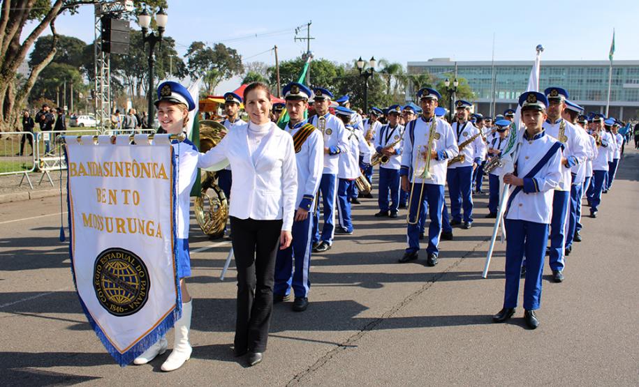 Mantendo a tradição, o Colégio Estadual do Paraná (CEP) abriu, no sábado (7), o desfile cívico-militar em comemoração aos 197 anos da Proclamação da Independência do Brasil. A comunidade estudantil do CEP mostrou na Avenida Cândido de Abreu, no Centro Cívico de Curitiba, alguns dos principais símbolos da sua história centenária, além da sua grandiosidade representada pela força educacional que é referência no estado do Paraná.