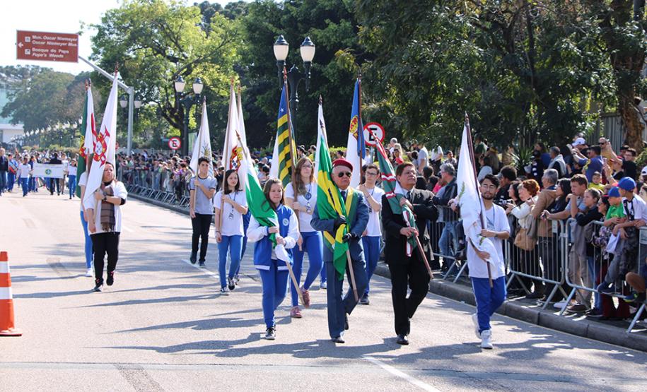 Mantendo a tradição, o Colégio Estadual do Paraná (CEP) abriu, no sábado (7), o desfile cívico-militar em comemoração aos 197 anos da Proclamação da Independência do Brasil. A comunidade estudantil do CEP mostrou na Avenida Cândido de Abreu, no Centro Cívico de Curitiba, alguns dos principais símbolos da sua história centenária, além da sua grandiosidade representada pela força educacional que é referência no estado do Paraná.