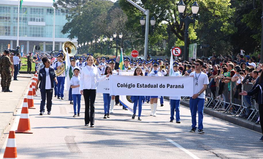 Mantendo a tradição, o Colégio Estadual do Paraná (CEP) abriu, no sábado (7), o desfile cívico-militar em comemoração aos 197 anos da Proclamação da Independência do Brasil. A comunidade estudantil do CEP mostrou na Avenida Cândido de Abreu, no Centro Cívico de Curitiba, alguns dos principais símbolos da sua história centenária, além da sua grandiosidade representada pela força educacional que é referência no estado do Paraná.