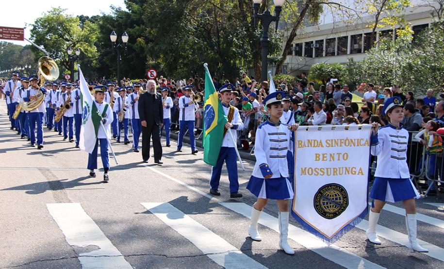 Mantendo a tradição, o Colégio Estadual do Paraná (CEP) abriu, no sábado (7), o desfile cívico-militar em comemoração aos 197 anos da Proclamação da Independência do Brasil. A comunidade estudantil do CEP mostrou na Avenida Cândido de Abreu, no Centro Cívico de Curitiba, alguns dos principais símbolos da sua história centenária, além da sua grandiosidade representada pela força educacional que é referência no estado do Paraná.