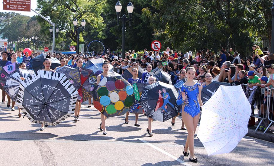 Mantendo a tradição, o Colégio Estadual do Paraná (CEP) abriu, no sábado (7), o desfile cívico-militar em comemoração aos 197 anos da Proclamação da Independência do Brasil. A comunidade estudantil do CEP mostrou na Avenida Cândido de Abreu, no Centro Cívico de Curitiba, alguns dos principais símbolos da sua história centenária, além da sua grandiosidade representada pela força educacional que é referência no estado do Paraná.