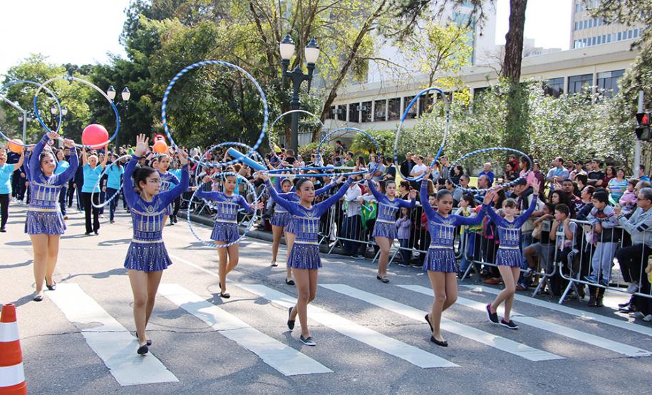 Mantendo a tradição, o Colégio Estadual do Paraná (CEP) abriu, no sábado (7), o desfile cívico-militar em comemoração aos 197 anos da Proclamação da Independência do Brasil. A comunidade estudantil do CEP mostrou na Avenida Cândido de Abreu, no Centro Cívico de Curitiba, alguns dos principais símbolos da sua história centenária, além da sua grandiosidade representada pela força educacional que é referência no estado do Paraná.