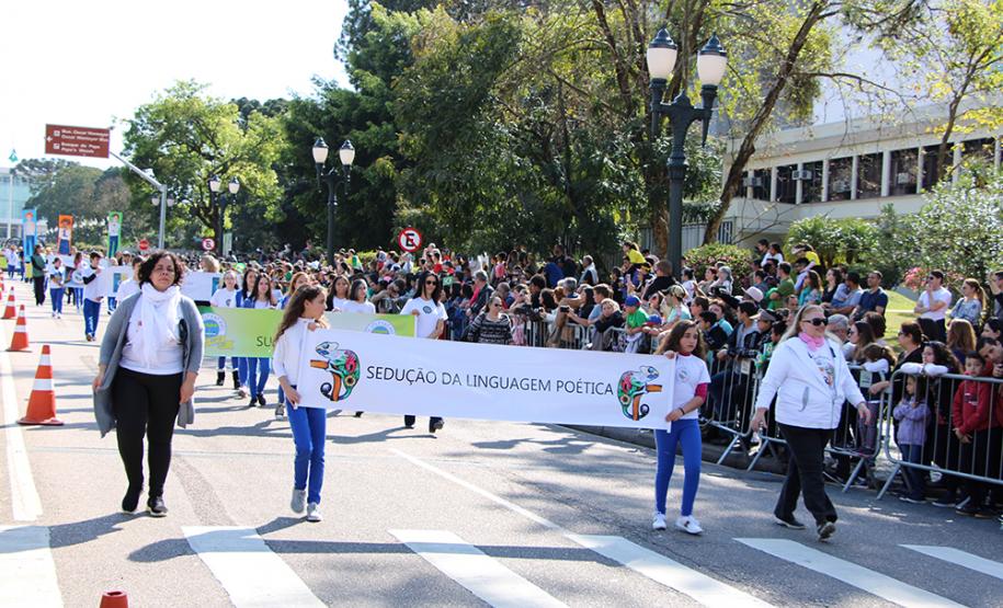 Mantendo a tradição, o Colégio Estadual do Paraná (CEP) abriu, no sábado (7), o desfile cívico-militar em comemoração aos 197 anos da Proclamação da Independência do Brasil. A comunidade estudantil do CEP mostrou na Avenida Cândido de Abreu, no Centro Cívico de Curitiba, alguns dos principais símbolos da sua história centenária, além da sua grandiosidade representada pela força educacional que é referência no estado do Paraná.