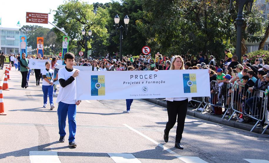 Mantendo a tradição, o Colégio Estadual do Paraná (CEP) abriu, no sábado (7), o desfile cívico-militar em comemoração aos 197 anos da Proclamação da Independência do Brasil. A comunidade estudantil do CEP mostrou na Avenida Cândido de Abreu, no Centro Cívico de Curitiba, alguns dos principais símbolos da sua história centenária, além da sua grandiosidade representada pela força educacional que é referência no estado do Paraná.