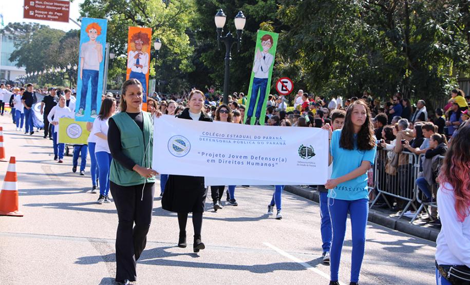 Mantendo a tradição, o Colégio Estadual do Paraná (CEP) abriu, no sábado (7), o desfile cívico-militar em comemoração aos 197 anos da Proclamação da Independência do Brasil. A comunidade estudantil do CEP mostrou na Avenida Cândido de Abreu, no Centro Cívico de Curitiba, alguns dos principais símbolos da sua história centenária, além da sua grandiosidade representada pela força educacional que é referência no estado do Paraná.