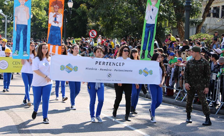 Mantendo a tradição, o Colégio Estadual do Paraná (CEP) abriu, no sábado (7), o desfile cívico-militar em comemoração aos 197 anos da Proclamação da Independência do Brasil. A comunidade estudantil do CEP mostrou na Avenida Cândido de Abreu, no Centro Cívico de Curitiba, alguns dos principais símbolos da sua história centenária, além da sua grandiosidade representada pela força educacional que é referência no estado do Paraná.