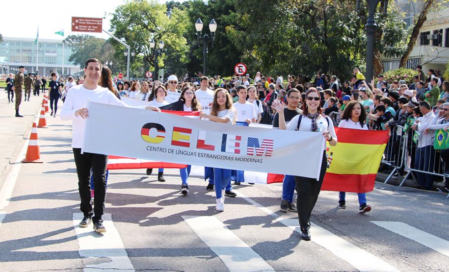 Mantendo a tradição, o Colégio Estadual do Paraná (CEP) abriu, no sábado (7), o desfile cívico-militar em comemoração aos 197 anos da Proclamação da Independência do Brasil. A comunidade estudantil do CEP mostrou na Avenida Cândido de Abreu, no Centro Cívico de Curitiba, alguns dos principais símbolos da sua história centenária, além da sua grandiosidade representada pela força educacional que é referência no estado do Paraná.