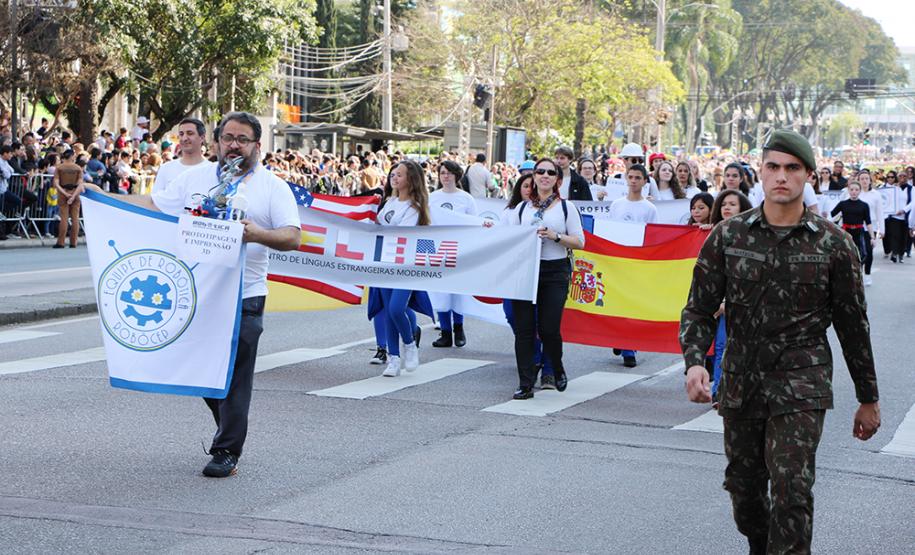 Mantendo a tradição, o Colégio Estadual do Paraná (CEP) abriu, no sábado (7), o desfile cívico-militar em comemoração aos 197 anos da Proclamação da Independência do Brasil. A comunidade estudantil do CEP mostrou na Avenida Cândido de Abreu, no Centro Cívico de Curitiba, alguns dos principais símbolos da sua história centenária, além da sua grandiosidade representada pela força educacional que é referência no estado do Paraná.