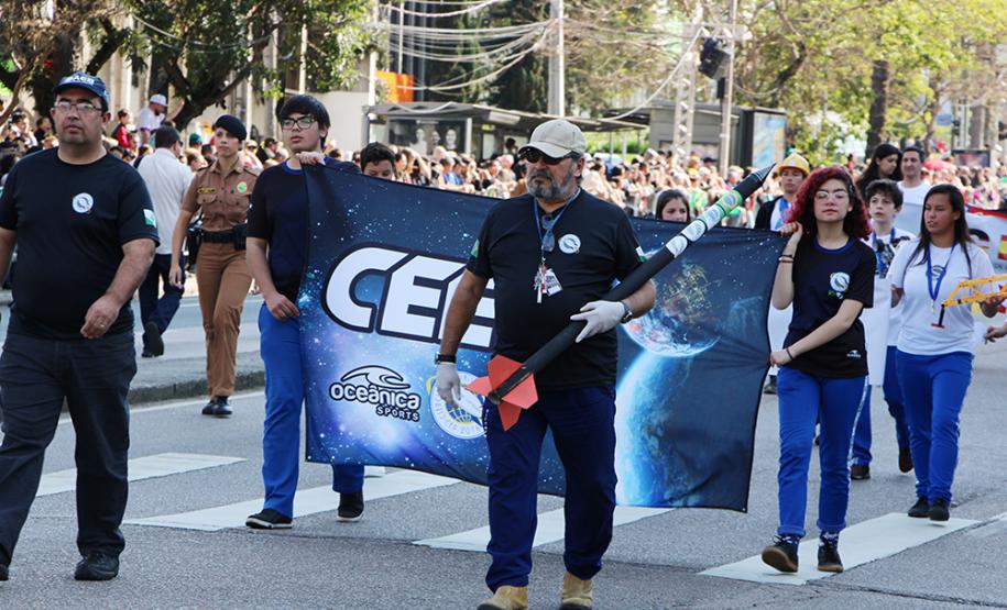 Mantendo a tradição, o Colégio Estadual do Paraná (CEP) abriu, no sábado (7), o desfile cívico-militar em comemoração aos 197 anos da Proclamação da Independência do Brasil. A comunidade estudantil do CEP mostrou na Avenida Cândido de Abreu, no Centro Cívico de Curitiba, alguns dos principais símbolos da sua história centenária, além da sua grandiosidade representada pela força educacional que é referência no estado do Paraná.