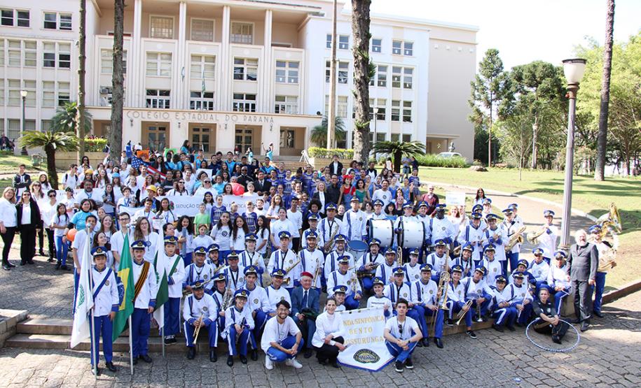 Mantendo a tradição, o Colégio Estadual do Paraná (CEP) abriu, no sábado (7), o desfile cívico-militar em comemoração aos 197 anos da Proclamação da Independência do Brasil. A comunidade estudantil do CEP mostrou na Avenida Cândido de Abreu, no Centro Cívico de Curitiba, alguns dos principais símbolos da sua história centenária, além da sua grandiosidade representada pela força educacional que é referência no estado do Paraná.
