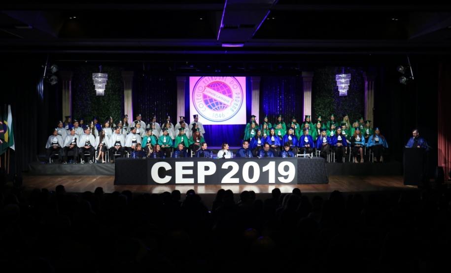 Estudantes do Colégio Estadual do Paraná (CEP), que concluíram a última etapa da formação em Cursos Técnicos Subsequentes do Ensino Profissional, participaram na quinta-feira (5) da cerimônia de Colação de Grau realizada no Teatro Marista Santa Maria, em Curitiba.