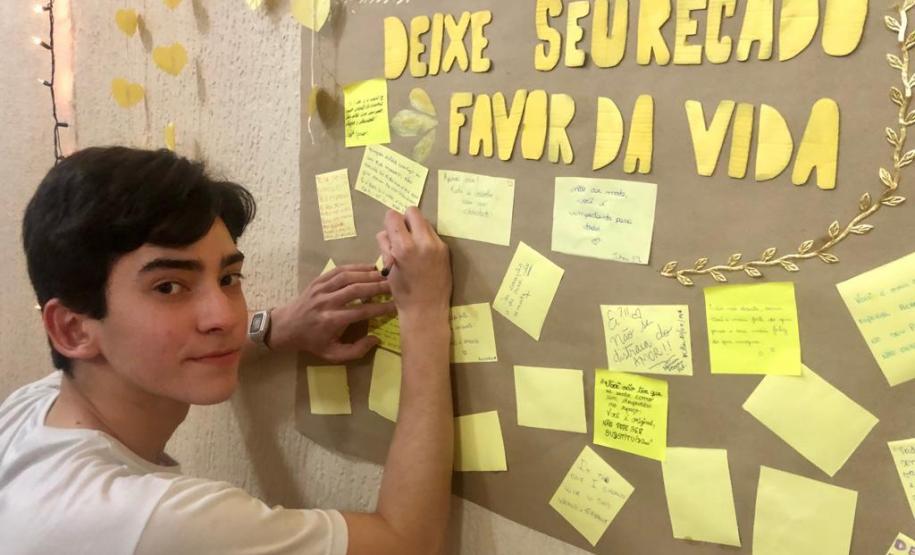 amarelo 1 O Dia Mundial de Prevenção do Suicídio é celebrado em 10 de setembro, e ao longo do mês, os estudantes do Colégio Estadual do Paraná (CEP) estão envolvidos com ações que marcam o Setembro Amarelo, mês da campanha de prevenção ao suicídio e que é lembrada pela cor amarela pintada, iluminada e estampada em todos os lugares.