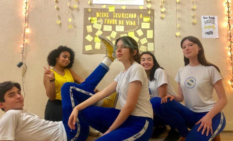 amarelo 2 O Dia Mundial de Prevenção do Suicídio é celebrado em 10 de setembro, e ao longo do mês, os estudantes do Colégio Estadual do Paraná (CEP) estão envolvidos com ações que marcam o Setembro Amarelo, mês da campanha de prevenção ao suicídio e que é lembrada pela cor amarela pintada, iluminada e estampada em todos os lugares.