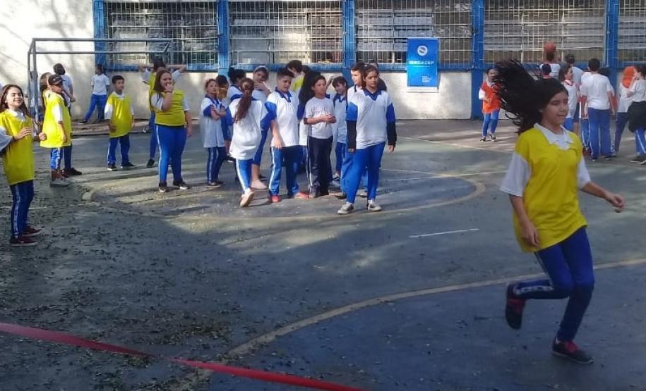 Gincana 2 No (CEP-Tiradentes), os estudantes dos 6°s anos do Ensino Fundamental já entraram na brincadeira das gincanas do Colégio Estadual do Paraná (CEP). Eles estão participando do Gincacep, uma ação promovida pelos professores da Educação Física, que envolve os estudantes em provas esportivas, recreativas, culturais e artísticas.