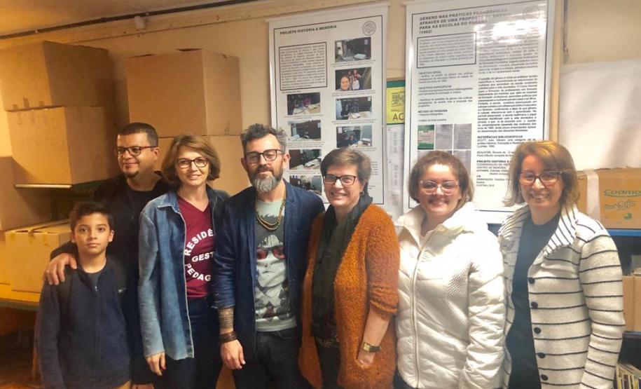 Um grupo composto por 50 estudantes do curso de graduação em Pedagogia da Universidade Estadual de Maringá (UEM) visitou o Colégio Estadual do Paraná (CEP) nesta sexta-feira (13). A inclusão do Colégio no roteiro de visitações aos espaços públicos da capital paranaense tem, entre outros, o objetivo de apresentar aos universitários alguns espaços diferenciados para o desenvolvimento de atividades e projetos pedagógicos.