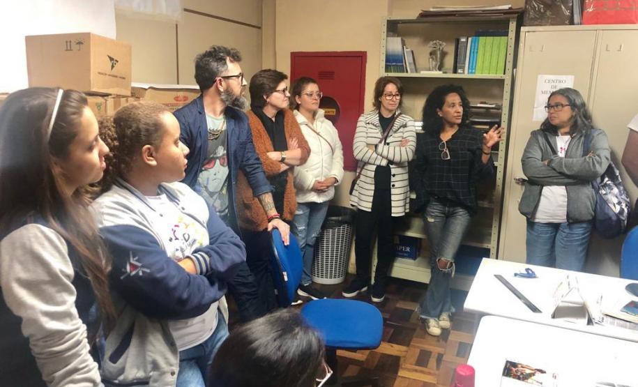 Um grupo composto por 50 estudantes do curso de graduação em Pedagogia da Universidade Estadual de Maringá (UEM) visitou o Colégio Estadual do Paraná (CEP) nesta sexta-feira (13). A inclusão do Colégio no roteiro de visitações aos espaços públicos da capital paranaense tem, entre outros, o objetivo de apresentar aos universitários alguns espaços diferenciados para o desenvolvimento de atividades e projetos pedagógicos.