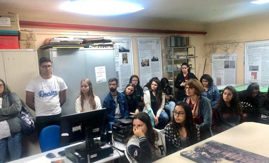 Um grupo composto por 50 estudantes do curso de graduação em Pedagogia da Universidade Estadual de Maringá (UEM) visitou o Colégio Estadual do Paraná (CEP) nesta sexta-feira (13). A inclusão do Colégio no roteiro de visitações aos espaços públicos da capital paranaense tem, entre outros, o objetivo de apresentar aos universitários alguns espaços diferenciados para o desenvolvimento de atividades e projetos pedagógicos.