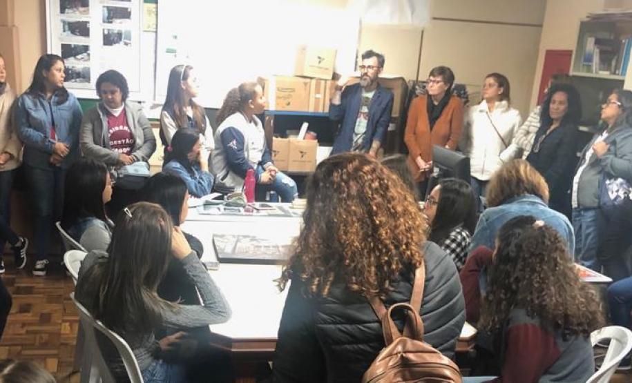 Um grupo composto por 50 estudantes do curso de graduação em Pedagogia da Universidade Estadual de Maringá (UEM) visitou o Colégio Estadual do Paraná (CEP) nesta sexta-feira (13). A inclusão do Colégio no roteiro de visitações aos espaços públicos da capital paranaense tem, entre outros, o objetivo de apresentar aos universitários alguns espaços diferenciados para o desenvolvimento de atividades e projetos pedagógicos.