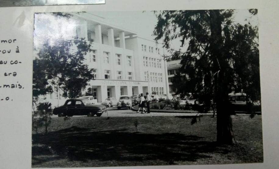 Foto 1 O abre e fecha de gavetas na Escolinha de Arte do Colégio Estadual do Paraná (CEP) resultou no achado de uma história contada no formato de fotonovela, que revela memórias da escola e da vida estudantil vivenciada por estudantes na década de 60
