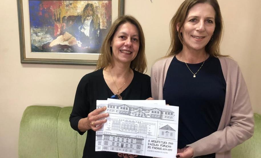 O prédio histórico do Colégio Estadual do Paraná, fundado em 1950, está em destaque no livro “A Arquitetura das Escolas Públicas do Paraná (1853-1955), da arquiteta e pesquisadora Elizabeth Amorim de Castro. Dois exemplares da edição foram repassados, nesta sexta-feira (20), para a Diretora Geral do CEP, Tânia Maria Acco, que fará a inclusão dos originais no acervo da Biblioteca do CEP.