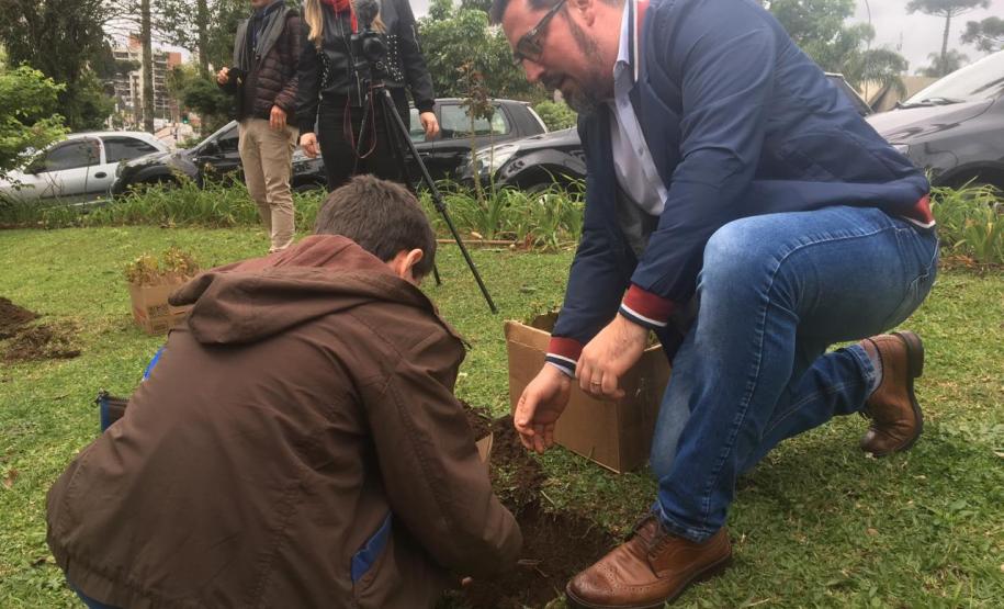 No início da tarde desta segunda-feira (23), os estudantes acompanhados pelas equipes gestora e pedagógica, e por representantes da Secretária de Estado da Educação do Paraná (SEED), plantaram algumas mudas de árvores no pátio da instituição de educação mais antiga do Estado.