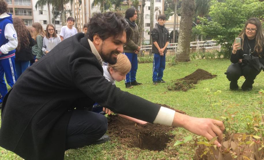 No início da tarde desta segunda-feira (23), os estudantes acompanhados pelas equipes gestora e pedagógica, e por representantes da Secretária de Estado da Educação do Paraná (SEED), plantaram algumas mudas de árvores no pátio da instituição de educação mais antiga do Estado.