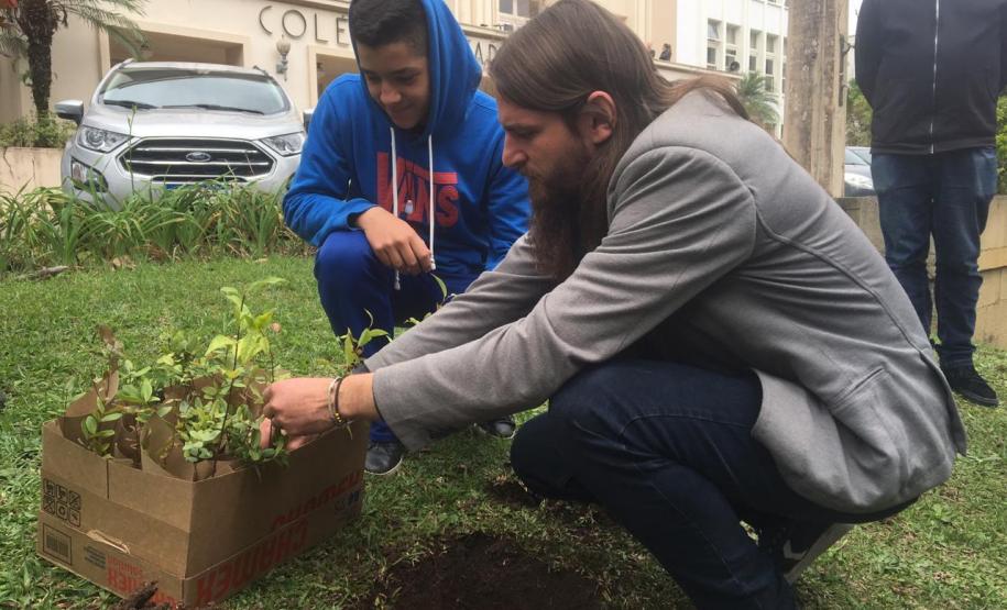 No início da tarde desta segunda-feira (23), os estudantes acompanhados pelas equipes gestora e pedagógica, e por representantes da Secretária de Estado da Educação do Paraná (SEED), plantaram algumas mudas de árvores no pátio da instituição de educação mais antiga do Estado.