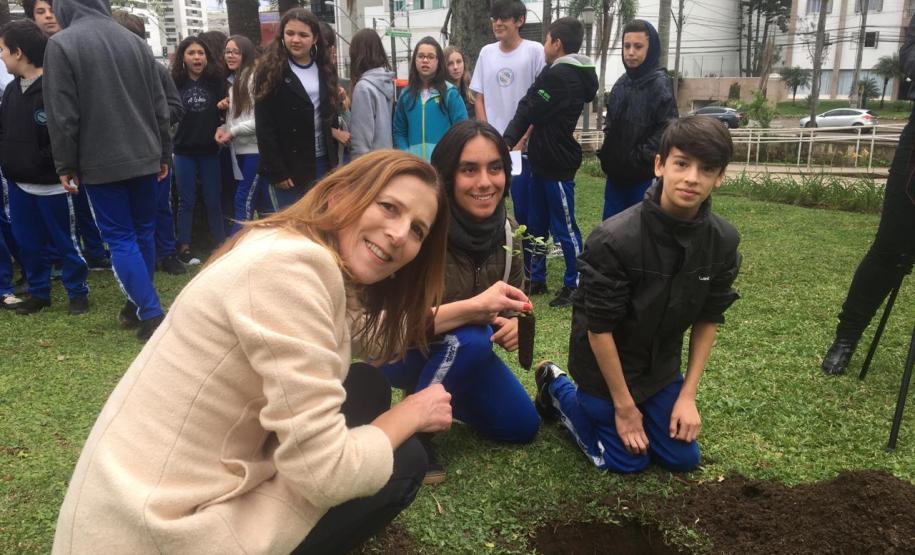No início da tarde desta segunda-feira (23), os estudantes acompanhados pelas equipes gestora e pedagógica, e por representantes da Secretária de Estado da Educação do Paraná (SEED), plantaram algumas mudas de árvores no pátio da instituição de educação mais antiga do Estado.
